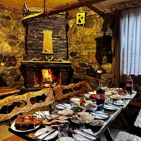 Eliso'S Guesthouse Mestia Bagian luar foto