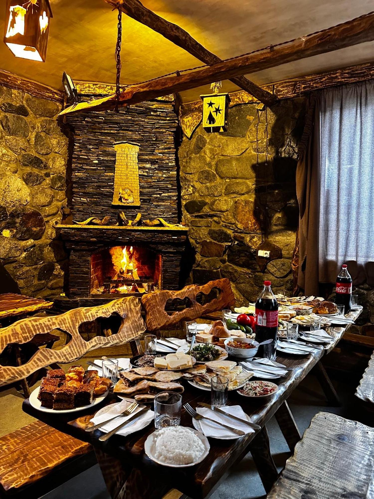 Eliso'S Guesthouse Mestia Bagian luar foto
